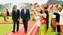 Presiden Joko Widodo (kiri) berjalan bersama Presiden Republik Federal Jerman Frank-Walter Steinmeier (kanan) saat upacara penyambutan di Istana Bogor, Jawa Barat, Kamis (16/6/2022). Kunjungan kenegaraan tersebut berlangsung dalam rangka peringatan 70 tahun hubungan diplomatik Indonesia Jerman yang terbentuk sejak 1952. (Foto: Lalily Rachev - Biro Pers Setpres)