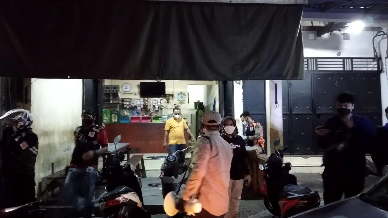 Razia PPKM darurat di Bulak Banteng Surabaya ricuh. (Bachtiarudin Alam/Merdeka.com)