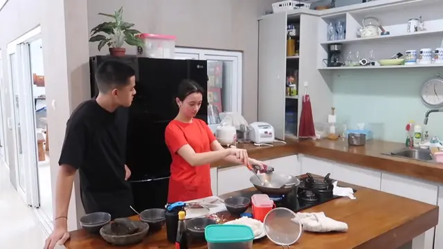 Masak Bareng, Ini 7 Momen Manis Megan Domani dan Jeremie Moeremans