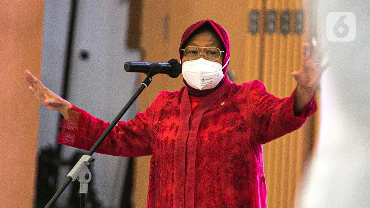 Menteri Sosial Tri Rismaharini menyampaikan sambutan saat serah terima jabatan di Kantor Kementerian Sosial, Jakarta, Rabu (23/12/2020). Presiden Joko Widodo resmi melantik Tri Rismaharini sebagai Menteri Sosial. (Liputan6.com/Faizal Fanani)