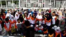 Sejumlah anak yang tergabung dalam Rumah Amalia Ciledug melihat aksi musik grup band di Jalan MH Thamrin, Jakarta (07/02). Kegiatan tersebut dalam rangka meciptakan rasa aman dan perdamaian paska bom Thamrin. (Liputan6.com/Fery Pradolo)