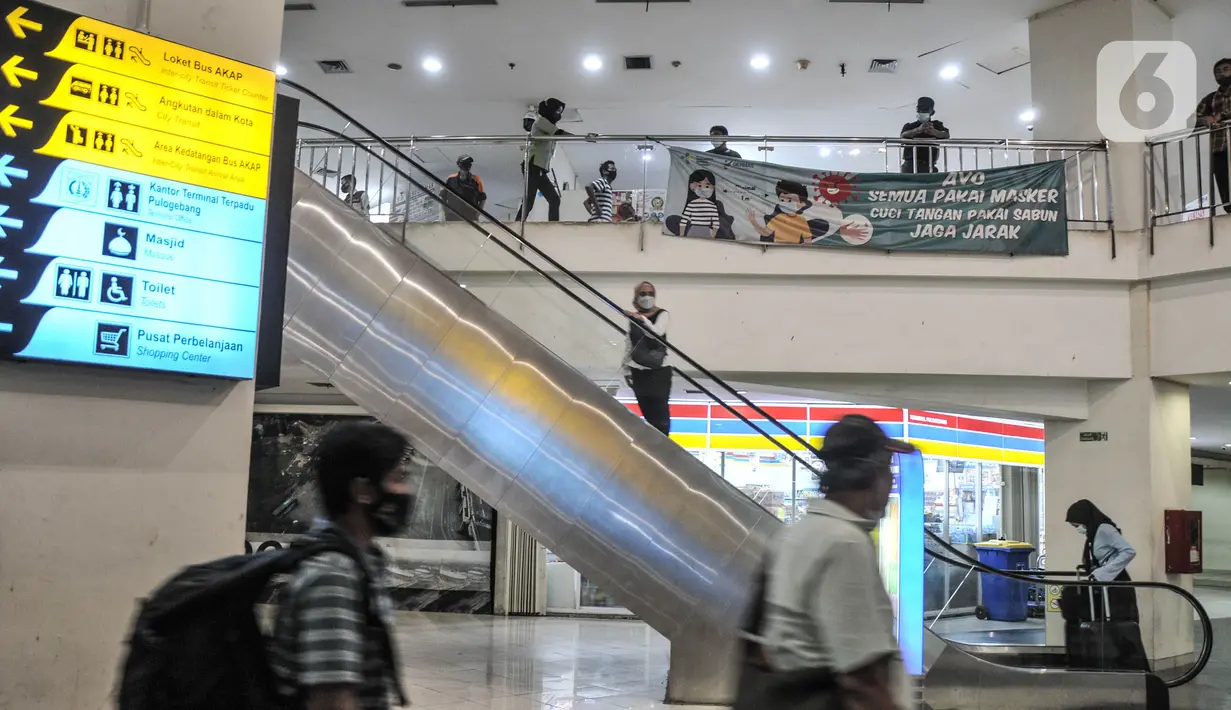 Aktivitas calon penumpang bus AKAP di Terminal Pulogebang, Jakarta, Rabu (24/11/2021). Pemerintah menerbitkan aturan PPKM level 3 untuk masa libur Natal dan tahun baru sesuai Instruksi Mendagri Nomor 62 Tahun 2021 yang berlaku pada 24 Desember 2021-2 Januari 2022. (merdeka.com/Iqbal S. Nugroho)