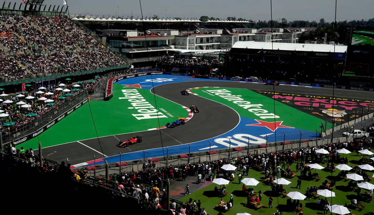Pembalap melakukan latihan sebelum balapan F1 GP Meksiko 2023 di Sirkuti Hermanos Rodriguez, Mexico City, Meksiko, Sabtu (28/10/2023). (AP Photo/Fernando Llano)