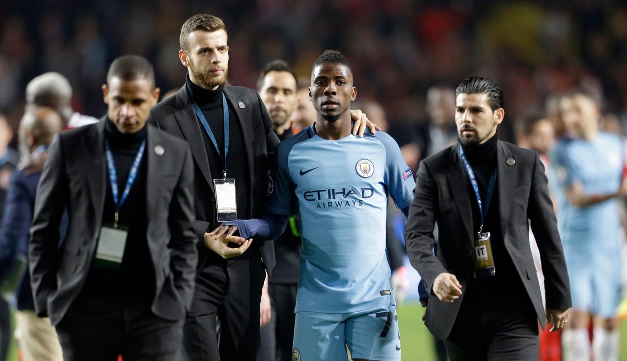 Ekspresi gelandang Manchester City,  Kelechi Iheanacho (kedua kanan) usai pertandingan melawan AS Monaco pada leg kedua babak 16 besar Liga Champions di stadion Louis II, Monaco (16/3). City takluk 3-1 atas AS Monaco. (AP/Claude Paris)
