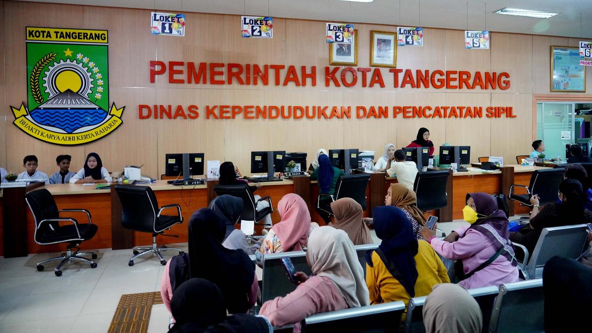 Cerita Warga Tangerang Urus Dokumen di Hari Pertama WFH, Antrean Mengular Sejak Pagi
