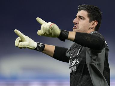 Real Madrid berhasil memenangi Derbi Madrid usai menekuk Atletico Madrid 2-0 di pekan ke-17 Liga Spanyol, Minggu (12/12/2021). Ketajaman Karim Benzema dan ketangguhan Thibaut Courtois di bawah mistar berandil besar membawa Los Blancos kukuh di puncak. (AP/Bernat Armangue)