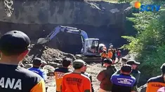 Upaya petugas menemukan korban longosr membuahkan hasil, dengan menggunakan anjing pelacak.