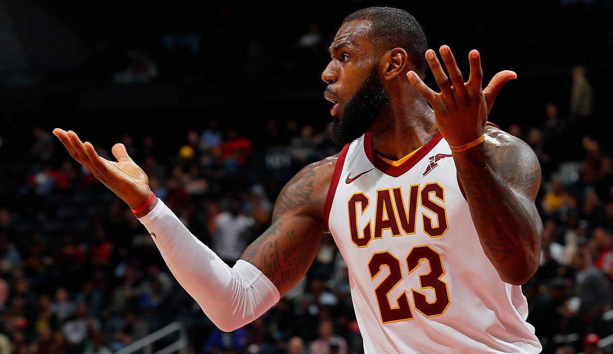 Pebasket Cleveland Cavaliers, LeBron James, merayakan kemenangan atas Atlanta Hawks pada laga NBA di Philips Arena, Atlanta, Kamis (30/11/2017). Hawks kalah 114-121 dari Cavaliers. (AP/Kevin C. Cox)