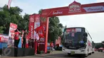 Presdir PT. Tempo Scan Pacific, Tbk Handoyo S. Mulyadi melepas keberangkatan bus-bus mudik kemenangan bodrex & NEO rheumacyl di pelataran Tenis Indoor Senayan, Jakarta, Kamis (30/6). Mudik gratis ini diikuti 2000 peserta. (Liputan6.com/Gempur M Surya)