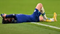 Ben Chilwell mengalami cedera saat membela Chelsea pada laga pamungkas Grup E Liga Champions 2022/2023, Kamis (3/11/2022). (AFP/Glyn Kirk)