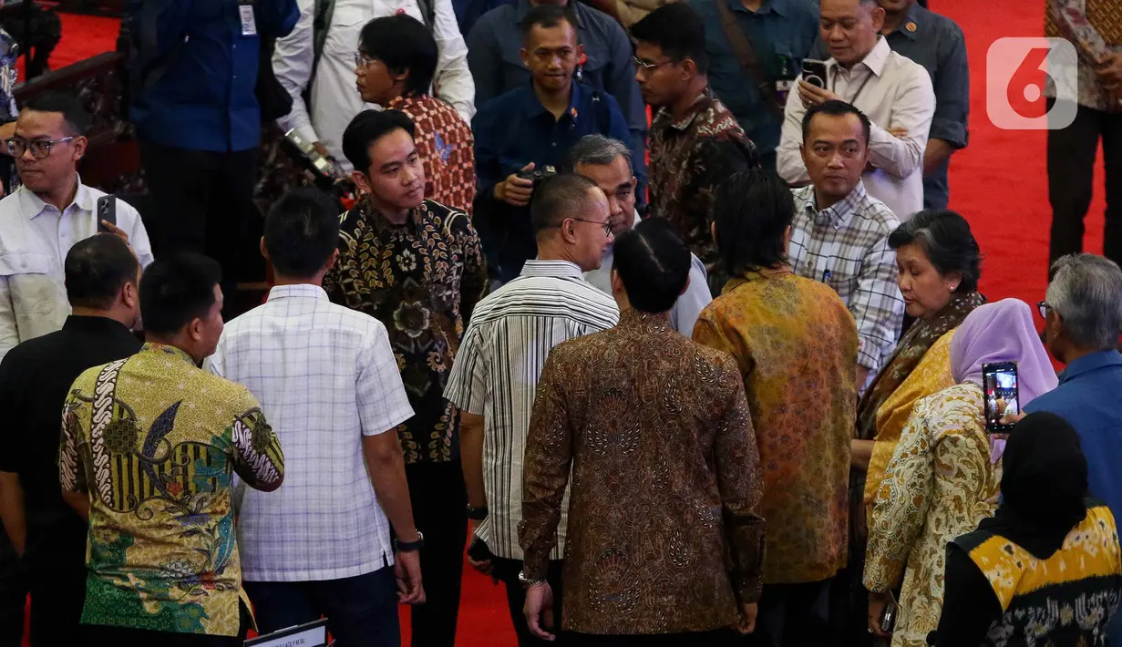 Tiba di gedung Nusantara, Gibran hanya melambaikan tangan kepada wartawan. (Liputan6.com/Herman Zakharia)