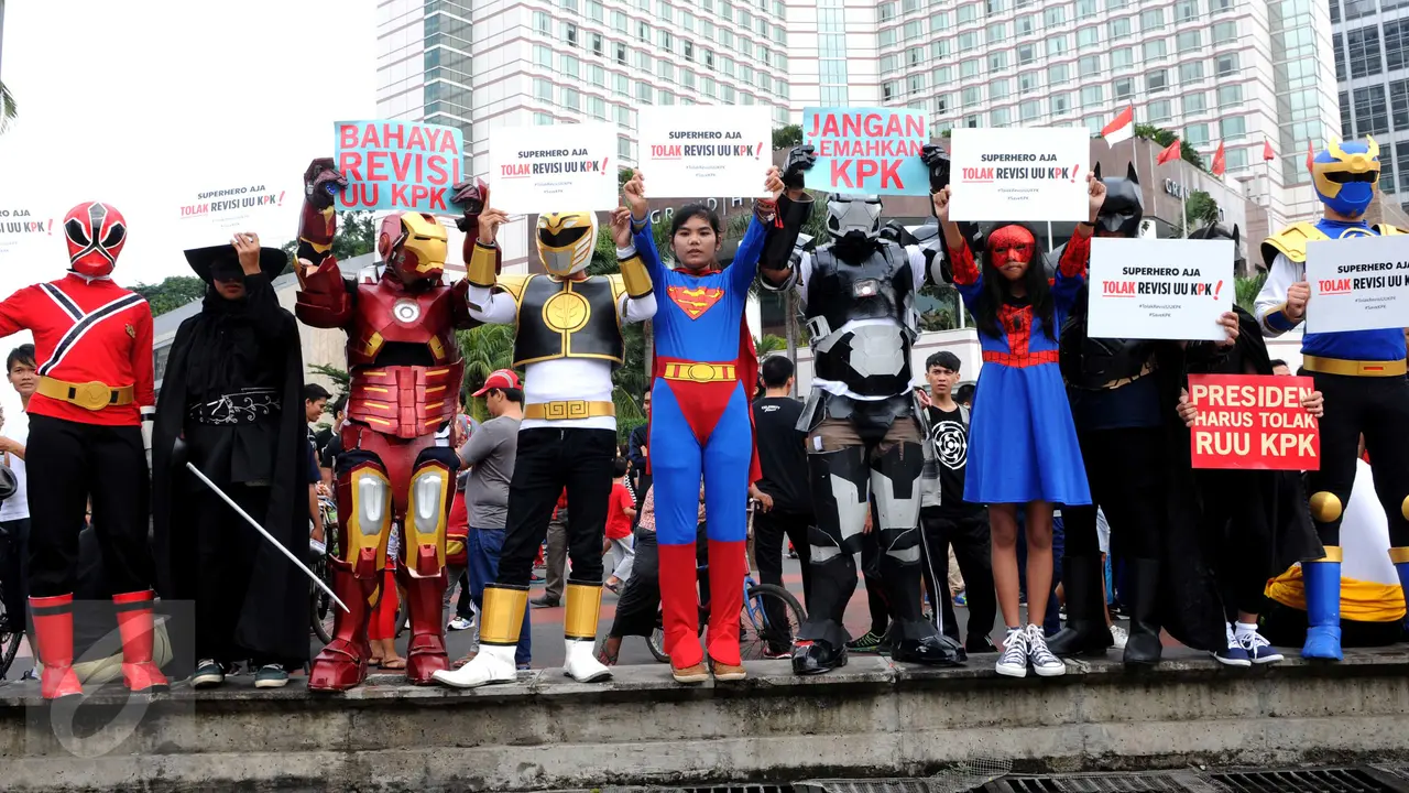 Puluhan Superhero Tolak Revisi UU KPK di Jakarta