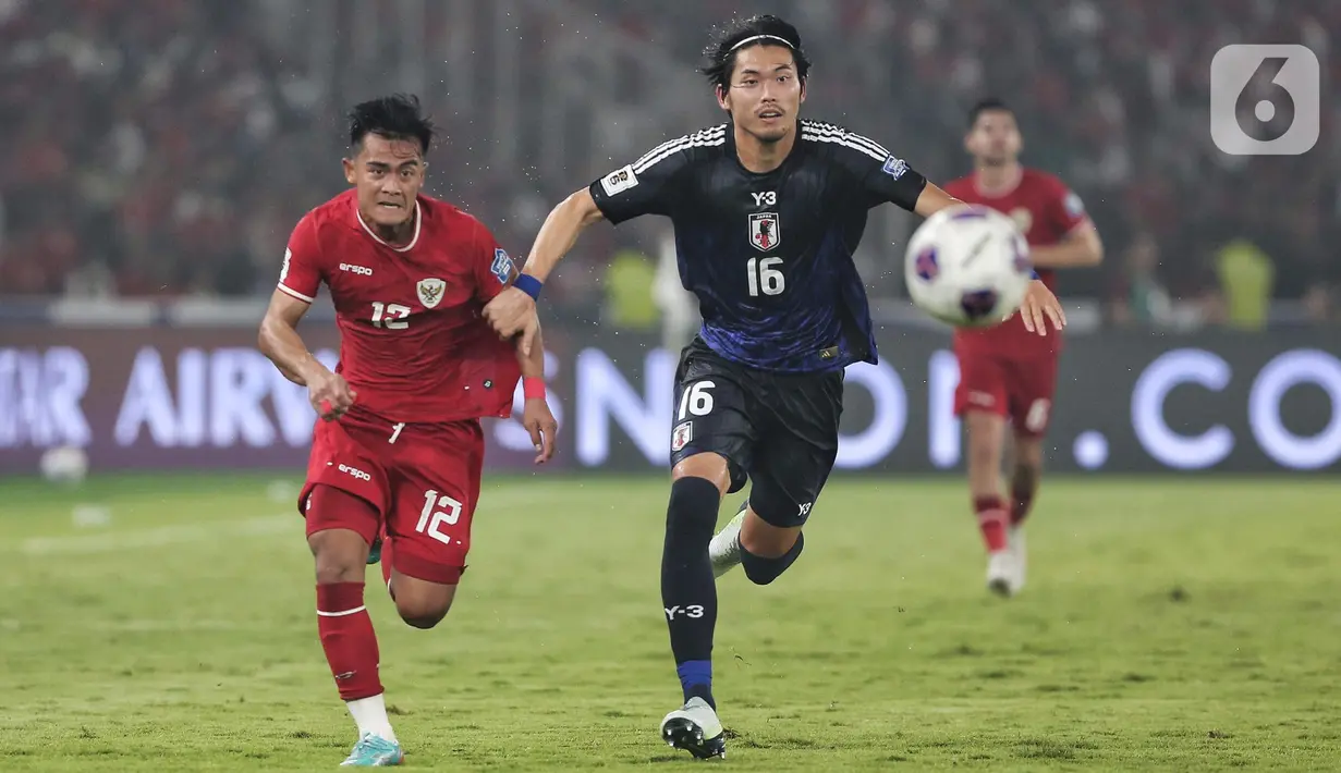 Pemain timnas Indonesia, Pratama Arhan (kiri) berebut bola dengan Koki Machida (Jepang) saat Matchday 5 Grup C putaran ketiga kualifikasi Piala Dunia 2026 zona Asia di Stadion Utama Gelora Bung Karno, Jakarta, Jumat (15/11/2024). (Liputan6.com/Angga Yuniar)