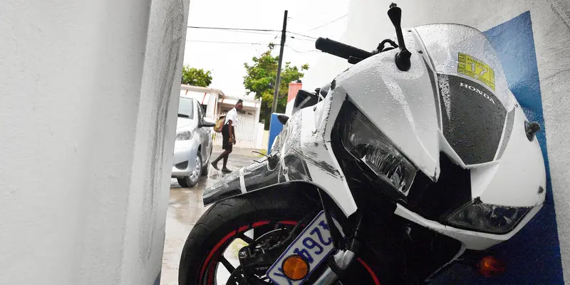 Kecelakaan Motor di Jamaika