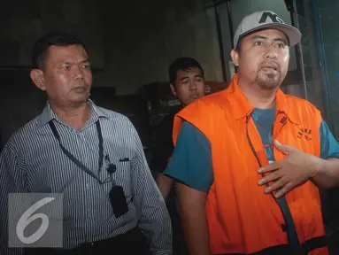 Tersangka kasus suap panitera PN Jakarta Utara Samsul Hidayatullah meninggalkan gedung KPK Jakarta,Rabu (29/6). Kakak Saipul Jamil ini ditangkap dalam operasi tangkap tangan KPK saat menyuap panitera pengganti PN Jakarta Utara. (Liputan6.com/Helmi Afandi)