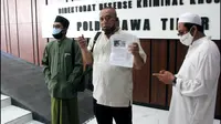 Persatuan Pemuda Pemudi Pejuang Islam Indonesia (P4II) melaporkan YouTuber Muhammad Kece atas tuduhan penistaan agama ke Polda Jatim. (Dian Kurniawan/Liputan6.com)