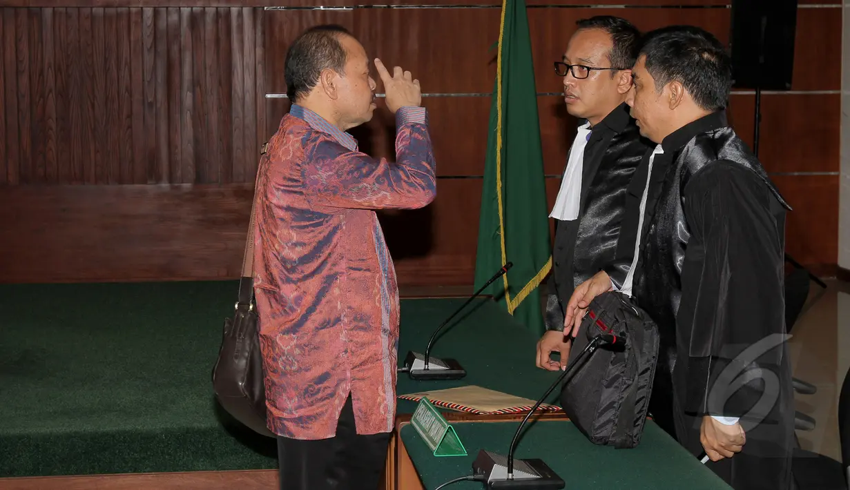 Sutan Bhatoegana menghampiri kuasa hukumnya saat sidang dakwaan di Pengadilan Tipikor, Jakarta (16/4/2015). Sutan didakwa menerima hadiah atau gratifikasi dari Sekjen ESDM, Waryono Karyo sebesar USD 140 ribu. (Liputan6.com/Andrian M Tunay)