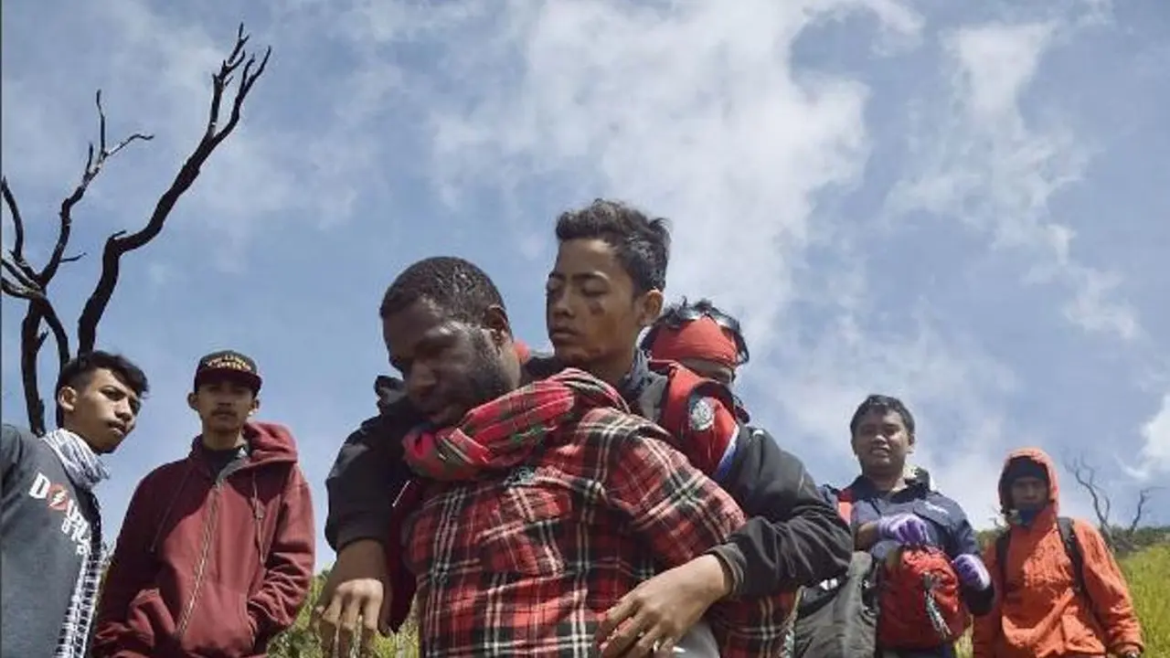 Video Pria Papua yang Diburu Netizen Saat Gendong Pendaki