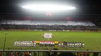 
Fan Aremania membentangkan bendera merah putih jelang pertandingan.