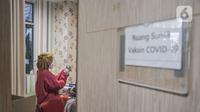 Vaksinator mengambil serum vaksin Moderna saat vaksinasi dosis ketiga atau booster kepada tenaga kesehatan di Puskesmas Kecamatan Cilincing, Jakarta Utara, Senin (9/8/2021). Jumlah nakes yang menjadi prioritas penerima vaksin sebanyak 1.468.764 orang. (merdeka.com/Iqbal S. Nugroho)
