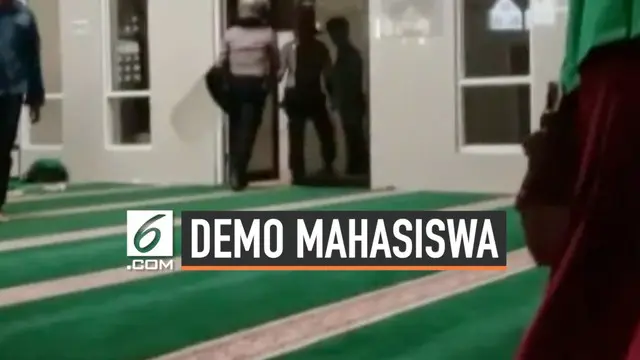 Viral sebuah video yang merekam sejumlah anggota polisi tanpa buka sepatu mengejar dan menangkapi seorang mahasiswa di dalam masjid.
