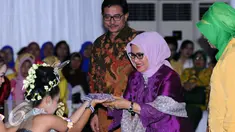 Istri Wakil Presiden RI, Mufidah Jusuf Kalla (kedua kanan) menerima selendang saat menghadiri Lomba Kuliner Daerah dan Desain Busana Nusantara di Kementerian Agraria dan Tata Ruang/Kepala BPN Jakarta, Senin (18/4/2016). (Liputan6.com/Helmi Fithriansyah)