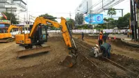 Jalur rel trem peninggalan masa kolonial Belanda di Jalan Kayutangan, Malang, ditemukan saat backhoe menggali aspal untuk proyek heritage (Liputan6.com/Zainul Arifin)