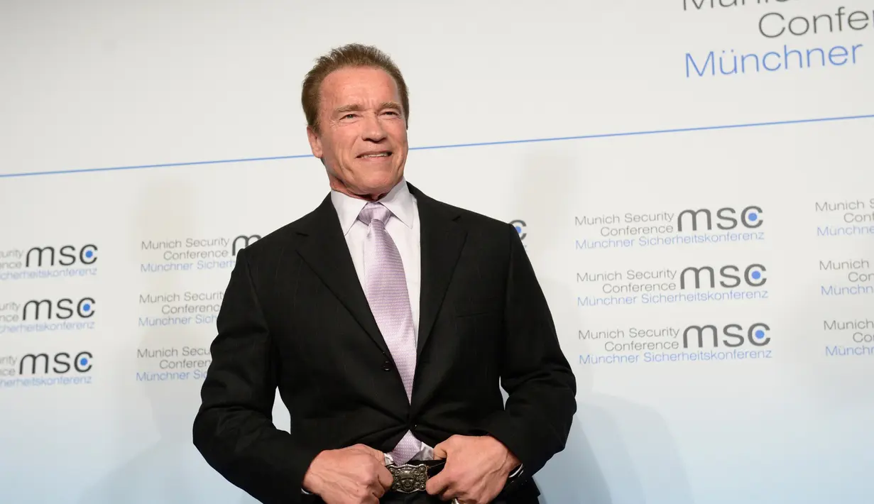  Mereka juga memuat kutipan dari seorang petugas polisi yang membenarkan jika Arnold ditemukan tak bernyawa di kamar tidurnya. (Bintang/EPA)