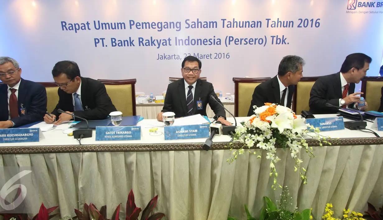 Dirut BRI, Asmawi Syam (tengah) saat menghadiri RUPST 2016, Jakarta, Rabu (23/3). RUPST BRI 2015 telah menetapkan penggunaan laba bersih BRI Tahun Buku 2015 untuk dividend pay-out ratio sebesar 30% dari laba bersih 2015 (Liputan6.com/Immanuel Antonius)