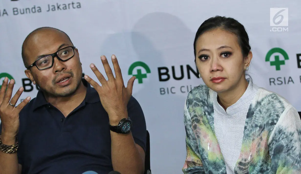 Artis Asri Welas bersama suami, Galiech Ridha Rahardja saat jumpa pers anak kedua, Rayyan Gibran Ridha Rahardja di rumah sakit, Jakarta, Jumat (15/09). Ibran diizinkan pulang setelah menjalani operasi katarak. (Liputan6.com/Herman Zakharia)