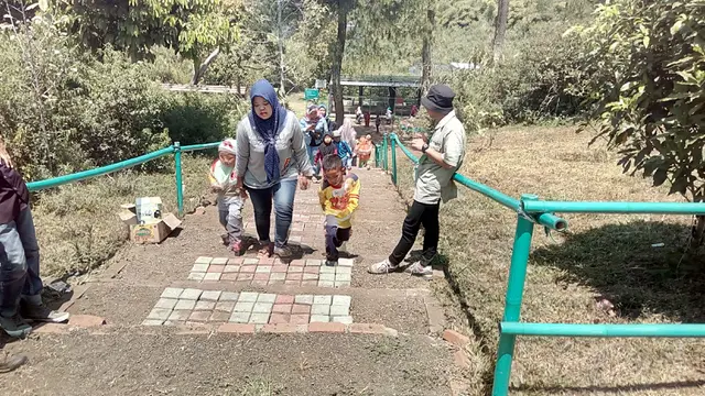 Para pengunjung konservasi elang Kamojang tengah menaiki anak tangga setelah menikmati sajian kandang display elang di PKEK Kamojang