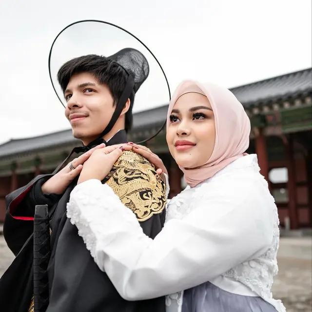 8 Potret Aurel Hermansyah dan Atta Halilintar Pakai Hanbok saat Liburan, Bak Drama Korea