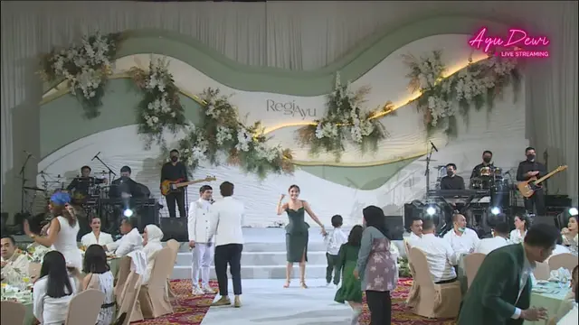 [Fimela] Ultah Pernikahan Ayu Dewi ke-10