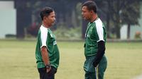 Djadjang Nurdjaman (kiri) dan Sugiantoro. (Bola.com/Aditya Wany)