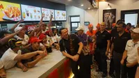 Mantan Gubernur DKI Jakarta, Ahok berfoto bersama dengan para karyawan KFC setelah acara peresemian gerai ke-700 di Solo, Kamis (5/12).(Liputan6.com/Fajar Abrori)