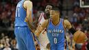 Pemain Oklahoma City Thunder Russell Westbrook (kanan) melewati hadangan pemain Houston Rockets Patrick Beverley saat pertandingan NBA di Toyota Center, Amerika Serikat, (2/11/2015). Rockets menang 110 - 105 atas Thunder. (Reuters/ Thomas B. Shea)