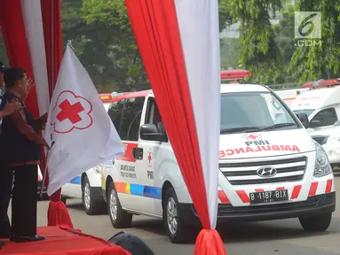 Ketua Umum Palang Merah Indonesia (PMI) yang juga  Wakil Presiden Jusuf Kalla melepas relawan PMI untuk Lebaran Tahun 2018 saat apel siaga di lapangan stasiun Gambir,Jakarta, Kamis (7/6). (Merdeka.com/Imam Buhori)