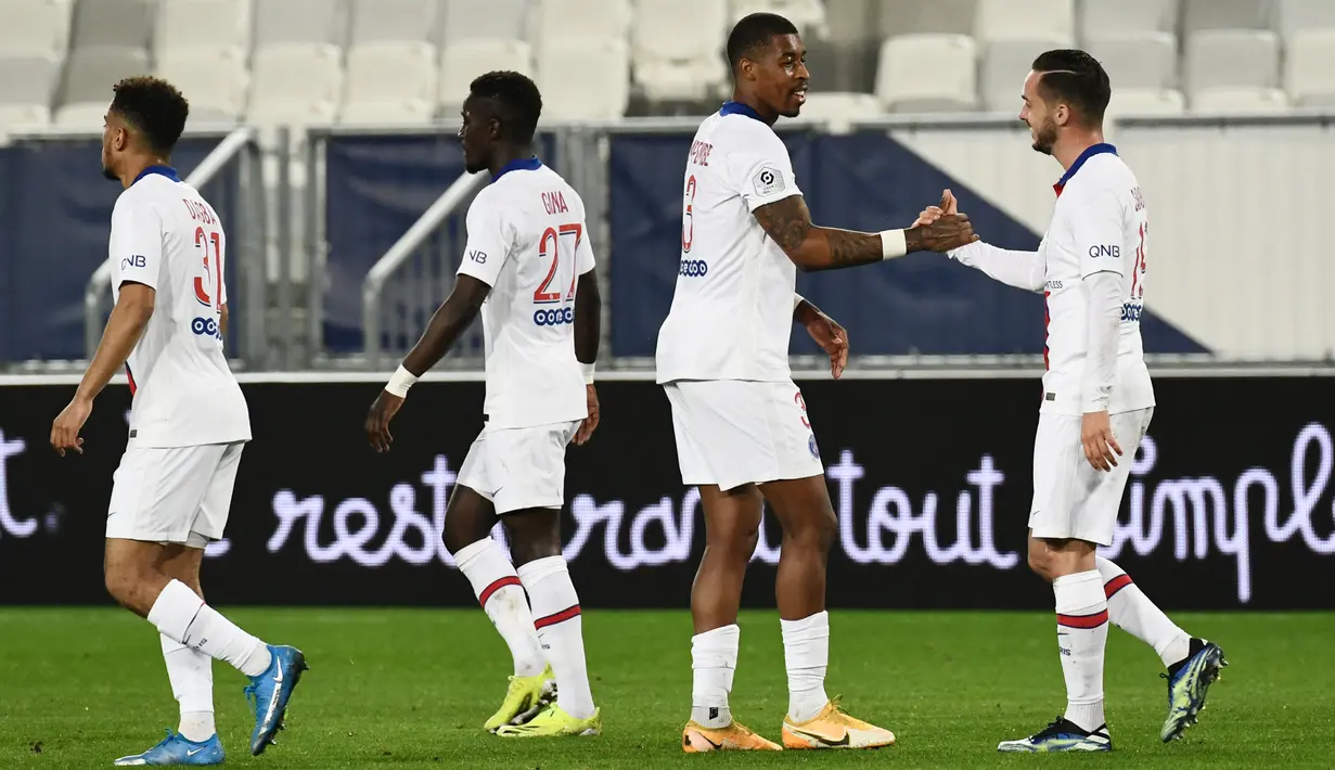 Pemain Paris Saint-Germain (PSG), Pablo Sarabia, melakukan selebrasi usai mencetak gol ke gawang Bordeaux pada laga Liga Prancis di Stadion Matmut Atlantique, Rabu (3/3/2021). PSG menang dengan skor 1-0. (Photo by Philippe LOPEZ / AFP)