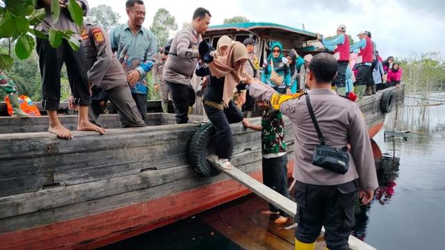 Rombongan Polsek Siak Kecil dan pihak kecamatan tiba di dusun terpencil untuk menyalurkan bantuan banjir.