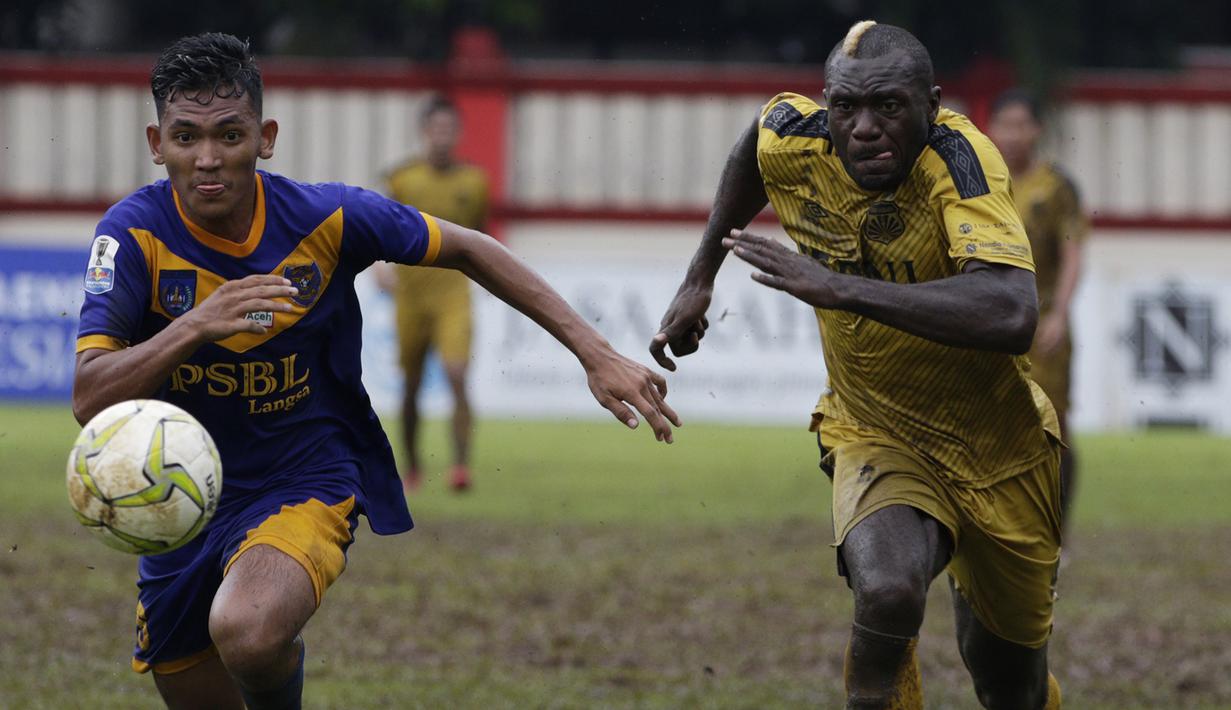 Striker Bhayangkara FC, Herman Dzumafo, beradu cepat saat melawan PSBL Langsa pada Piala Indonesia 2018 di Stadion PTIK, Jakarta, Jumat (1/2). Bhayangkara menang 4-3 atas PSBL. (Bola.com/Yoppy Renato)