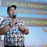 "Sebagai The Last Warkop yang masih hidup, saya bangga. Ketika ditanya apa arti legend buat Warkop saya bingung menjawabnya. Ternyata inilah jawabannya," ujar Indro. (Adrian Putra/Bintang.com)