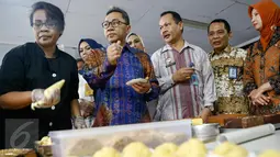 Ketua MPR Zulkifli Hasan mencoba kue buatan warga binaan di Rutan Wanita Pondok Bambu, Jakarta, Jumat, Jumat (27/5). Kunjungan itu dalam rangka menciptakan kemandirian dan keterampilan serta sosialisasi 4 Pilar Kebangsaan. (Liputan6.com/Yoppy Renato)