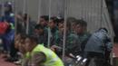 Rezaldi Hehanusa dan Hanif Sjahbandi serius menyaksikan lga Indonesia U-23 melawan Suriah U-23 pada laga persahabatan di Stadion Wibawa Mukti, Bekasi, Rabu (16/11/2017). Indonesia kalah 2-3. (Bola.com/NIcklas Hanoatubun)