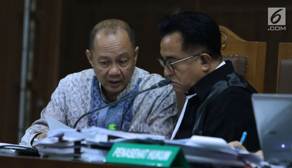 Terdakwa dugaan korupsi penerbitan SKL BLBI, Syafruddin Arsyad Temenggung (kiri) berbincang dengan penasehat hukumnya saat menjalani sidang lanjutan di Pengadilan Tipikor, Jakarta, Kamis (12/7). (Liputan6.com/Helmi Fithriansyah)