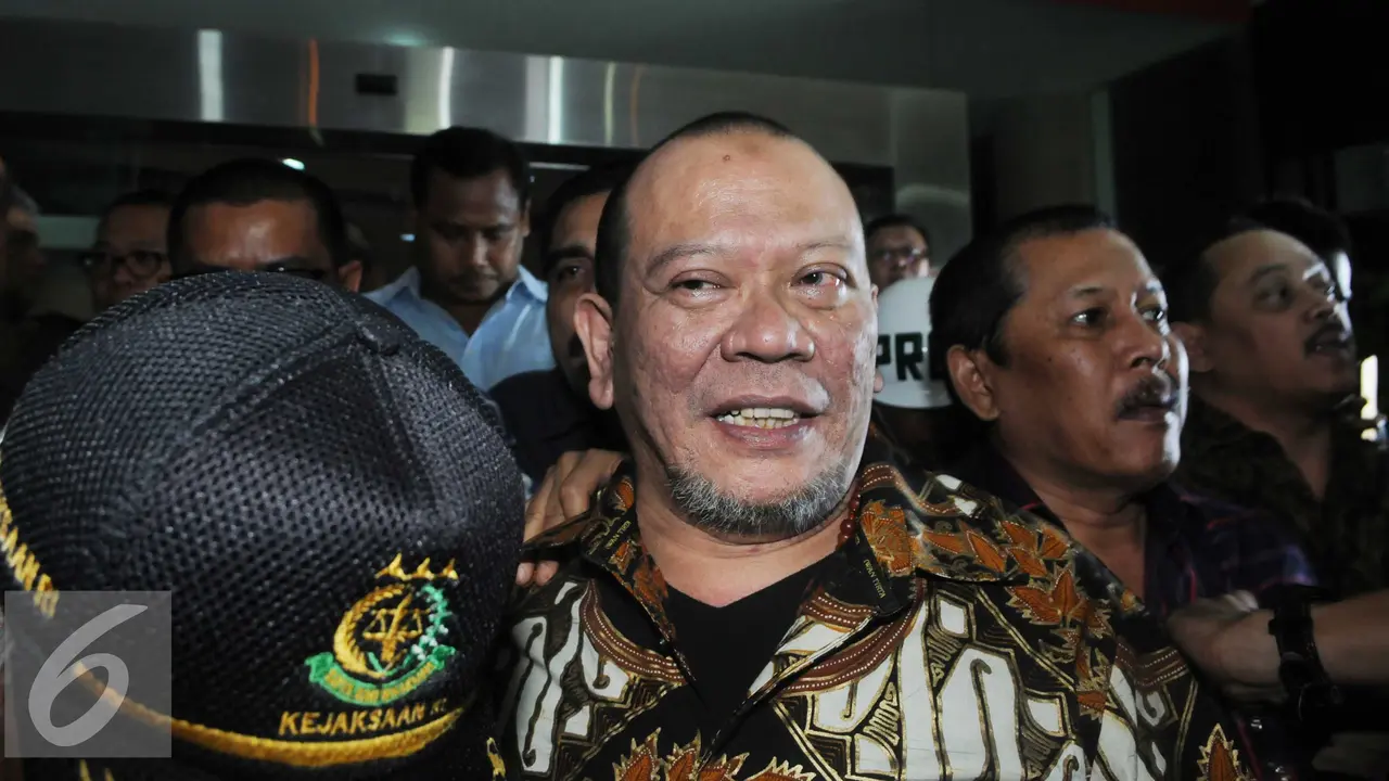 20160531- La Nyalla Tolak Berkas Penahan-Jakarta- Helmi Afandi