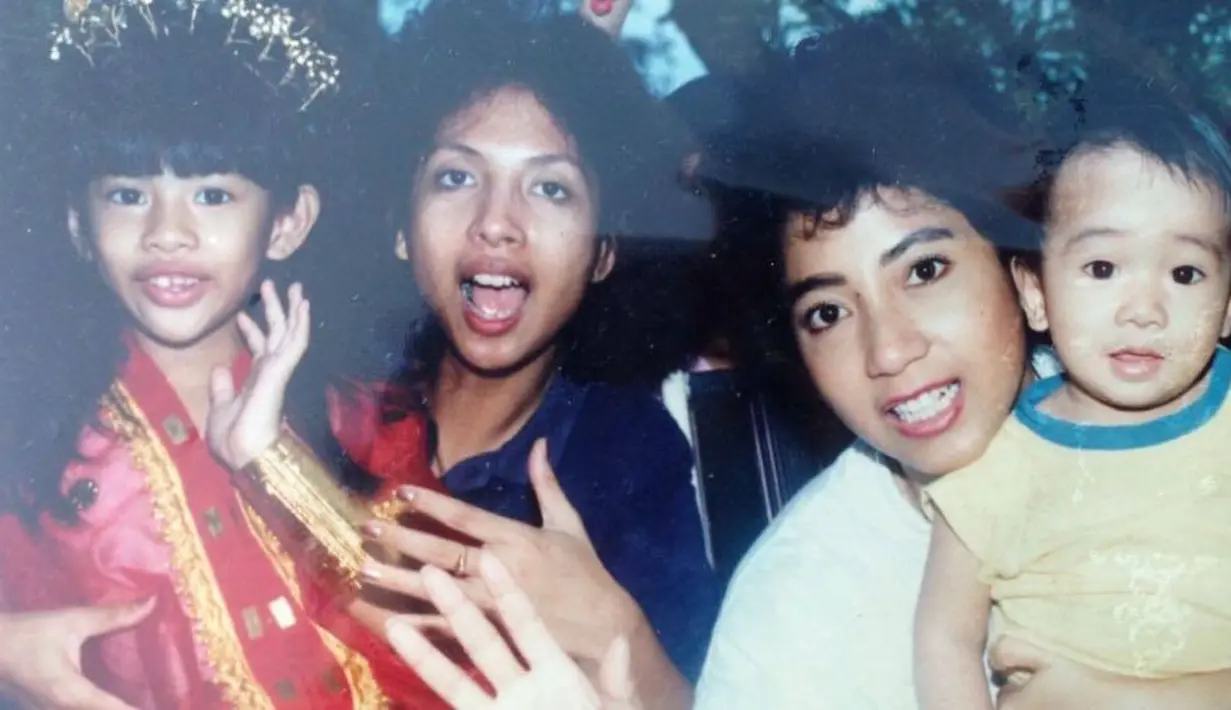 Di potret ini, banyak warganet yang menyebut Dian Sastro mirip dengan artis cilik Alifa. (Foto: Instagram.com/therealdisastr)