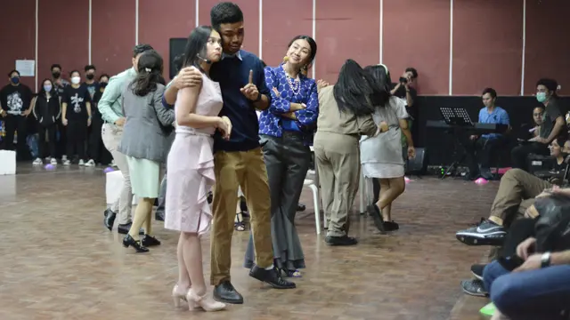 Melihat Latihan Cek Toko Sebelah yang Hadir dalam Bentuk Teater Musikal