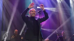 Vokalis kelompok jazz pop Matt Bianco, Mark Reilly saat tampil pada konser Matt Bianco Indonesia Tour 2016, Jakarta, Jumat, (1 /4). Matt Bianco menggelar konser bertajuk New Cool Collective. (Liputan6.com/Herman Zakharia)
