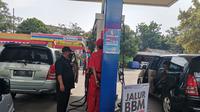 Stasiun Pengisian Bahan Bakar Minyak (SPBU) Pondok Kopi, Jakarta Timur sempat menghentikan layanan pengisian BBM bersubsidi ketika menjelang perubahan harga BBM pukul 14:30 WIB.