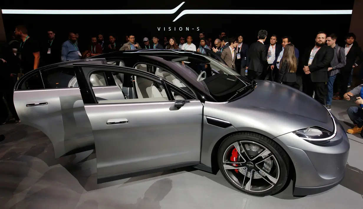 Pengunjung melihat mobil konsep listrik Sony Vision-S pada ajang CES 2020 di Las Vegas, Nevada, , Selasa (7/1/2020). Sony Vision-S juga dapat menampilkan gambar yang ditangkap kamera kemudoan ditayangkan secara real-time pada bagian sayap mobil.  (AP Photo/John Locher)